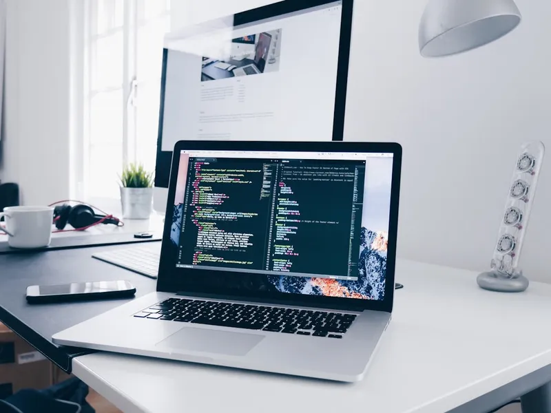 Vlastní AI aplikace versus SaaS off-the-shelf: kdy se vyplatí stavět.